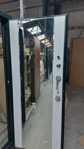 Входная дверь с большим зеркалом Эталон М-5 Черный букле-Белый снег (зеркало) фото 8
